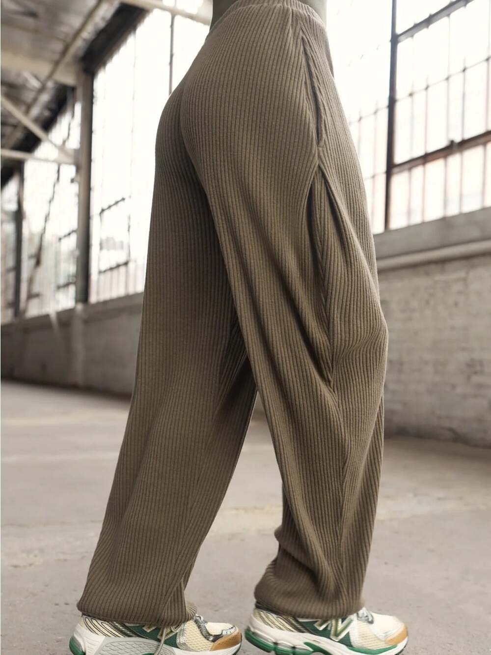 Joah Brown Relaxed Tapered Pant Army Green Luxe Knit M